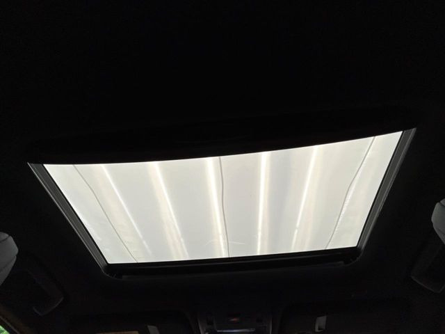 【サンルーフ】開放感たっぷりの希少装備、サンルーフが装着されています!車内に明かりを取り入れたり景色を楽しむ以外にも、車内の空気も簡単に換気できて快適です!