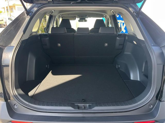 積み下ろしのしやすいデッキにはたっぷりと荷物を積み込んでいただけます。遊びから仕事まで、様々なシーンで頼れます♪