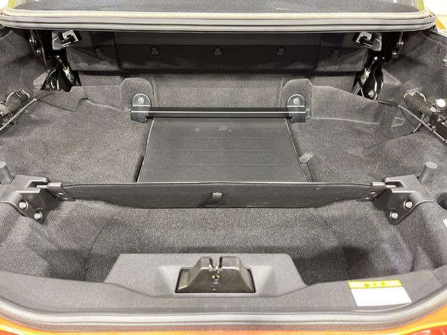 ���i�̂���������ʋ΁A���}���ɏ\���ȉ׎��X�y�[�X���m�ۂ��Ă���܂��B�Z�J���h�V�[�g��|���ƁA�傫�ȉו��̐ύڂ��\�ł���