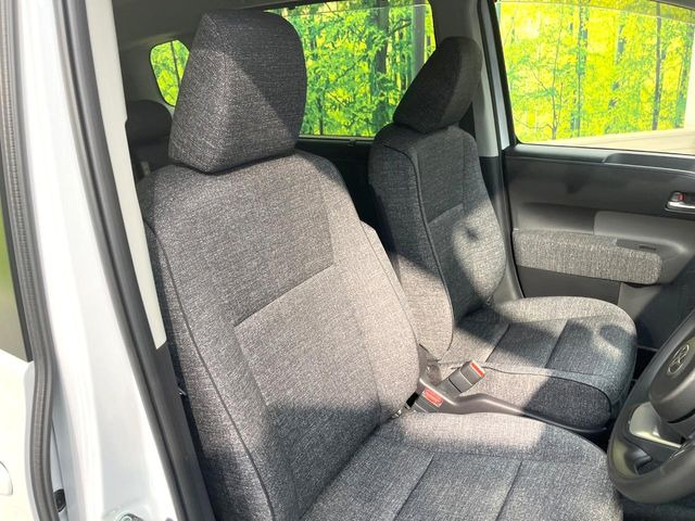 運転席シート廻りは使用感も少なく、良好な状態となっています。前オーナー様が丁寧に使っていたことがよくわかりますね。