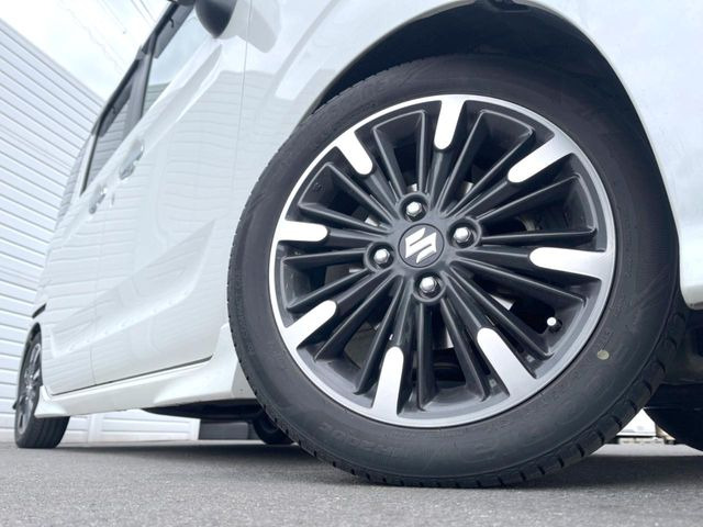 �y����15�C���`�A���~�z�C�[���z�O�ςɃ}�b�`���������A���~�z�C�[���𑕒����Ă���܂��B�e��ЊO�A���~�z�C�[����A�X�^�b�h���X�^�C�����戵�����Ă���܂��B���񂲑��k����������