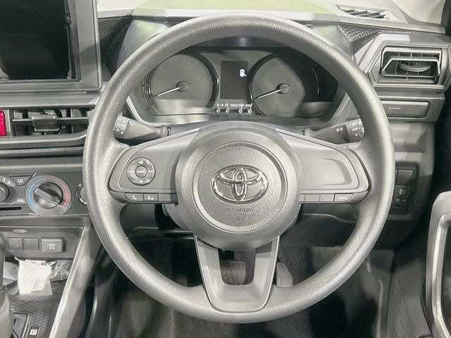 �C���e���A�ɍ��킹���f�U�C���̃X�e�A�����O�́A�^�]�������̂��Ƃ��l���A�^�]���₷���`��A�傫���ł��B�����x�A���ۂɐG���Ă��m���߂��������B