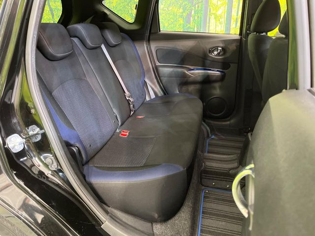 後部座席も気になるようなキズ・汚れやへたり等、大きなダメージはなく、良好な状態です。