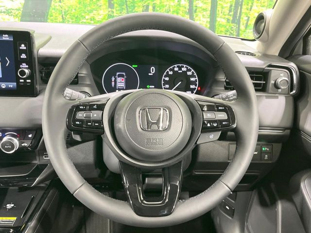 �C���e���A�ɍ��킹���f�U�C���̃X�e�A�����O�́A�^�]�������̂��Ƃ��l���A�^�]���₷���`��A�傫���ł��B�����x�A���ۂɐG���Ă��m���߂��������B
