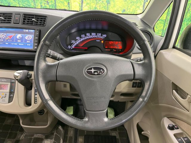 �C���e���A�ɍ��킹���f�U�C���̃X�e�A�����O�́A�^�]�������̂��Ƃ��l���A�^�]���₷���`��A�傫���ł��B�����x�A���ۂɐG���Ă��m���߂��������B