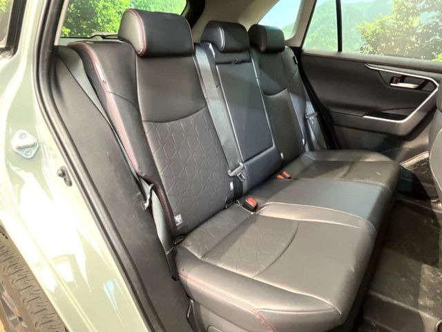 後部座席も気になるようなキズ・汚れやへたり等、大きなダメージはなく、良好な状態です。