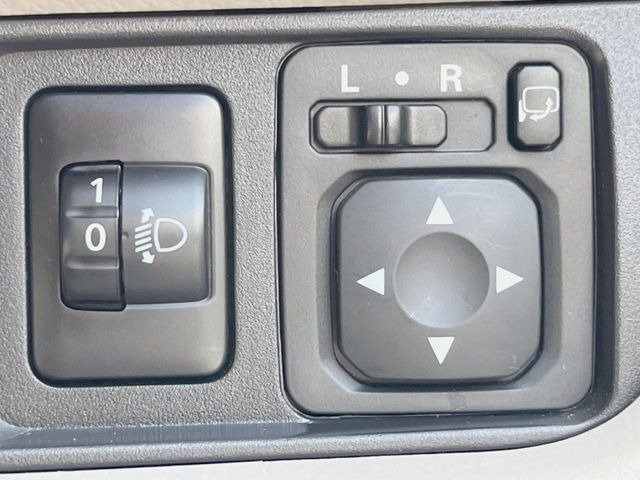 �y�d���i�[�~���[�z�T�C�h�~���[�͓d���i�[���ƂȂ��Ă���A�������ԏ�ł��L�Y�������X�N��}�����܂��B