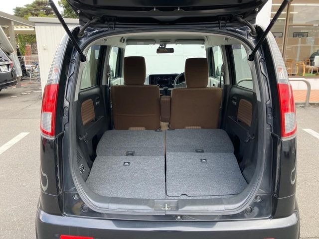 ���i�̂���������ʋ΁A���}���ɏ\���ȉ׎��X�y�[�X���m�ۂ��Ă���܂��B�Z�J���h�V�[�g��|���ƁA�傫�ȉו��̐ύڂ��\�ł���