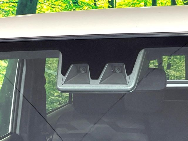 【スマートアシスト】走行中に前方の車両等を認識し、衝突しそうな時は警報とブレーキで衝突回避と被害軽減をアシスト。より安全にドライブをお楽しみいただけます。