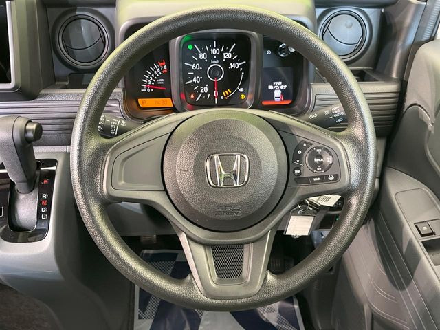 �C���e���A�ɍ��킹���f�U�C���̃X�e�A�����O�́A�^�]�������̂��Ƃ��l���A�^�]���₷���`��A�傫���ł��B�����x�A���ۂɐG���Ă��m���߂��������B