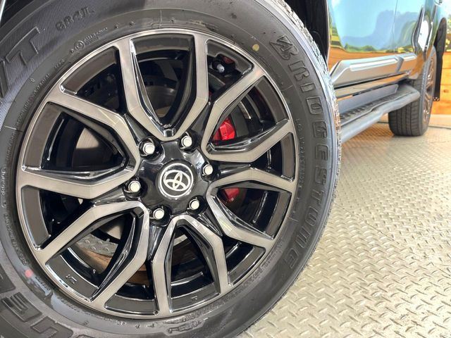 �y����18�C���`�A���~�z�C�[���z�O�ςɃ}�b�`���������A���~�z�C�[���𑕒����Ă���܂��B�e��ЊO�A���~�z�C�[����A�X�^�b�h���X�^�C�����戵�����Ă���܂��B���񂲑��k����������