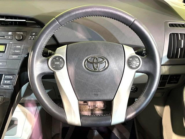 �C���e���A�ɍ��킹���f�U�C���̃X�e�A�����O�́A�^�]�������̂��Ƃ��l���A�^�]���₷���`��A�傫���ł��B�����x�A���ۂɐG���Ă��m���߂��������B