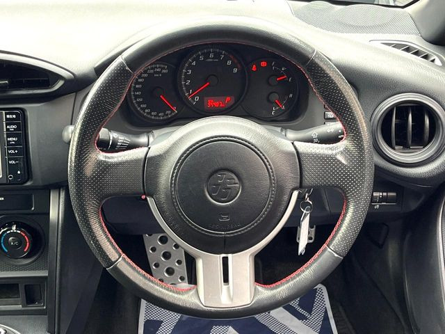 �y�����v�����X�e�A�����O�z�㎿�Ȋv���g�p���邱�ƂŁA��ɂ����������݂ƂĂ��^�]���₷���n���h���ł���