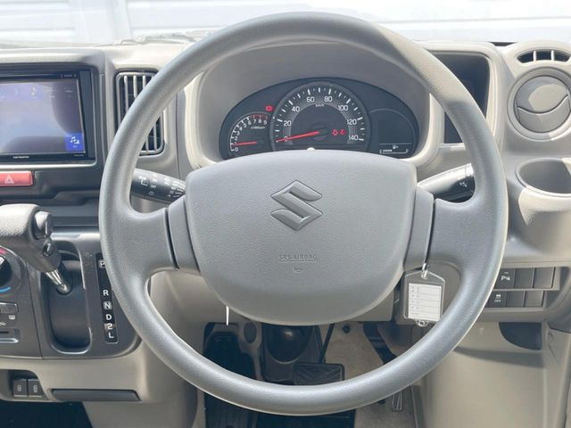 �C���e���A�ɍ��킹���f�U�C���̃X�e�A�����O�́A�^�]�������̂��Ƃ��l���A�^�]���₷���`��A�傫���ł��B�����x�A���ۂɐG���Ă��m���߂��������B