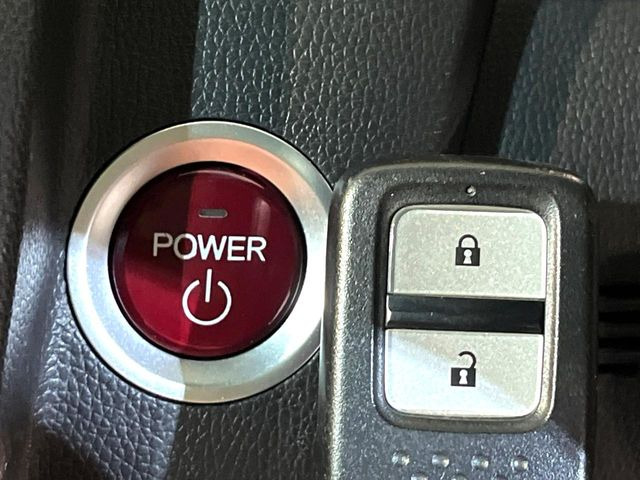 �yHonda�X�}�[�g�L�[�z�J�o����|�P�b�g�ɓ��ꂽ�܂܂ł��h�A�̎{���E�������\�ȃX�}�[�g�L�[�𑕔��B�G���W���̃I���E�I�t�����J�M�����o���K�v����������Ƃ��Ă��֗��ł���