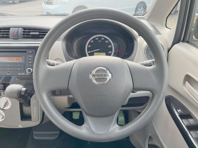 �C���e���A�ɍ��킹���f�U�C���̃X�e�A�����O�́A�^�]�������̂��Ƃ��l���A�^�]���₷���`��A�傫���ł��B�����x�A���ۂɐG���Ă��m���߂��������B