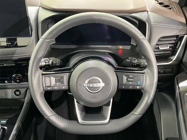 �C���e���A�ɍ��킹���f�U�C���̃X�e�A�����O�́A�^�]�������̂��Ƃ��l���A�^�]���₷���`��A�傫���ł��B�����x�A���ۂɐG���Ă��m���߂��������B