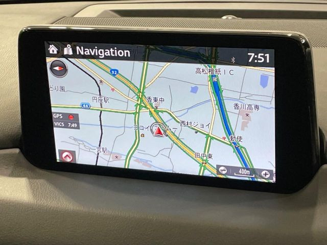 �y8�C���`�}�c�_�R�l�N�g�z�ԓ��̕��͋C�Ƀ}�b�`������^�̃f�B�X�v���C�B�X�}�z�ڑ��ł̃i�r�g�p��Bluetooth�Đ����A�l�X�ȋ@�\���y���߂܂��B�����I�ȃ_�C�������삪�\�ŁA�g��������ǍD�ł��B