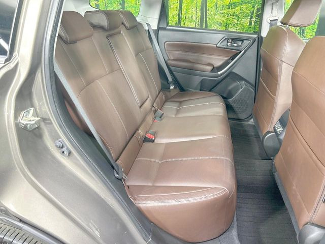 広々とした2列目シートは居住性が高く、居心地も快適!友達や家族とのお出かけにぴったりです。ベビーシートやチャイルドシート使用時も快適にお過ごしいただける十分な空間を確保しています。