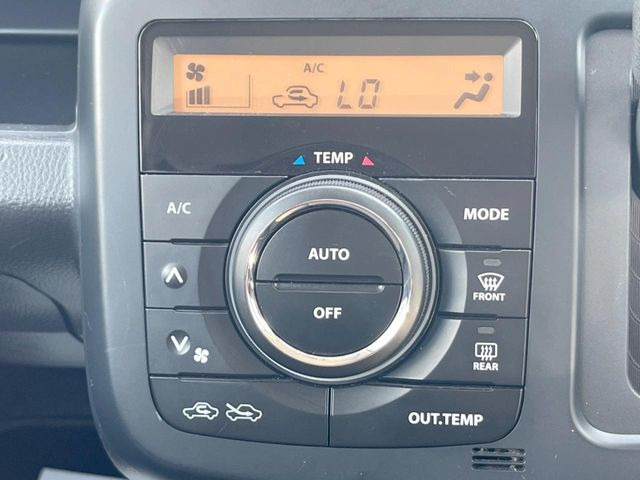 【オートエアコン】一度お好みの温度に設定すれば、車内の温度を検知し風量や温度を自動で調整。暑い&hellip;寒い&hellip;と何度もスイッチ操作をする必要はありません。快適な車内空間には必須の機能ですね♪