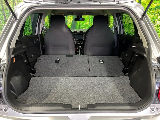 ���i�̂���������ʋ΁A���}���ɏ\���ȉ׎��X�y�[�X���m�ۂ��Ă���܂��B�Z�J���h�V�[�g��|���ƁA�傫�ȉו��̐ύڂ��\�ł���