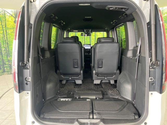 ���i�̂���������ʋ΁A���}���ɏ\���ȉ׎��X�y�[�X���m�ۂ��Ă���܂��B�Z�J���h�V�[�g��|���ƁA�傫�ȉו��̐ύڂ��\�ł���