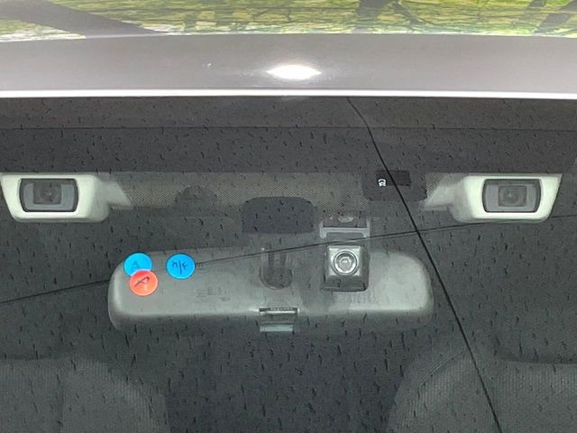 【アイサイトVer3】前方の車両等を検知し、衝突しそうな時は警報で注意を促し、ブレーキを踏む力をサポート。ブレーキを踏めなかった場合は衝突被害軽減ブレーキが作動、衝突回避をサポートします。