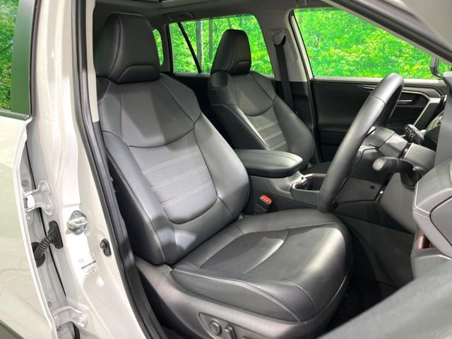 【合皮レザーシート】汚れのふき取りが容易でメンテナンスもが簡単な、機能性に優れる合成皮革を採用した上質なシートです。座り心地もよく、高級感あふれる心地良い車内空間を演出してくれます。