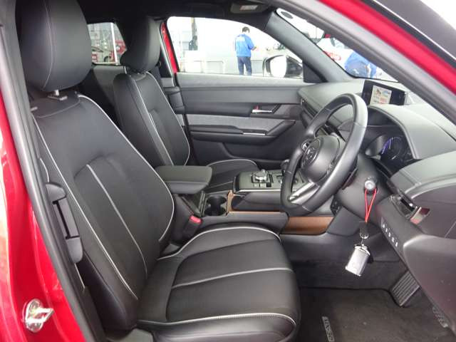 �O������͑z�������Ȃ��قǍL���ԓ���Ԃł��B�������ƍ���܂��B�^�]�Ȃɂ̓p���[�V�[�g���t���Ă��܂��̂ō����ɂ��킹�ăh���C�r���O�|�W�V���������߂��܂��B