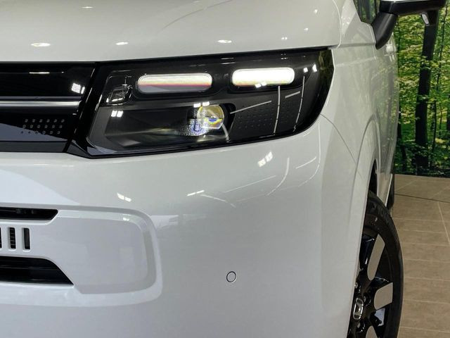 【LEDヘッドライト】悪天候や夜間走行時も良好な視界を確保し安心して運転できる高輝度LEDヘッドライトを装備!点灯速度が早く、消費電力も抑えられています。