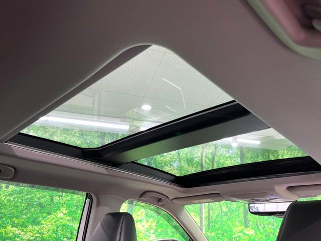 【サンルーフ】開放感たっぷりの希少装備、サンルーフが装着されています!車内に明かりを取り入れたり景色を楽しむ以外にも、車内の空気も簡単に換気できて快適です!