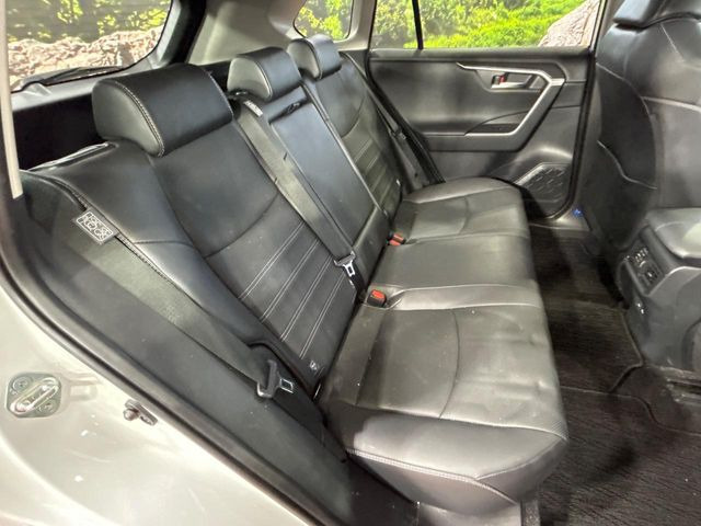 後部座席も気になるようなキズ・汚れやへたり等、大きなダメージはなく、良好な状態です。