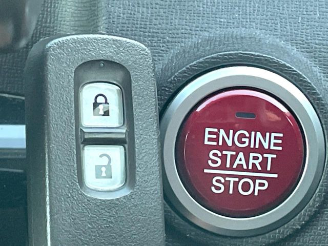 �yHonda�X�}�[�g�L�[�z�J�o����|�P�b�g�ɓ��ꂽ�܂܂ł��h�A�̎{���E�������\�ȃX�}�[�g�L�[�𑕔��B�G���W���̃I���E�I�t�����J�M�����o���K�v����������Ƃ��Ă��֗��ł���