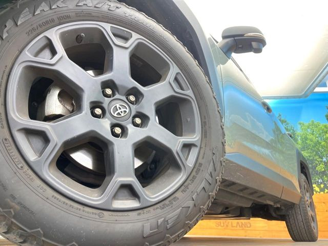 【純正18インチアルミホイール】外観にマッチした純正アルミホイールを装着しております。各種社外アルミホイールや、スタッドレスタイヤも取扱いしております。是非ご相談ください♪