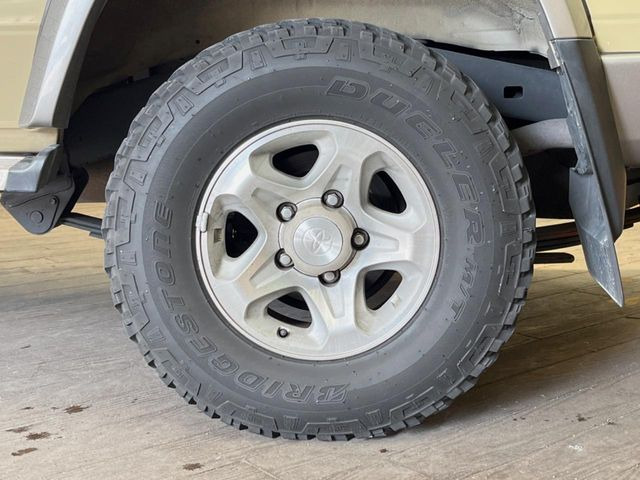 �y����17�C���`�A���~�z�C�[���z�O�ςɃ}�b�`���������A���~�z�C�[���𑕒����Ă���܂��B�e��ЊO�A���~�z�C�[����A�X�^�b�h���X�^�C�����戵�����Ă���܂��B���񂲑��k����������