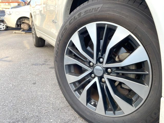 �y����18�C���`�A���~�z�C�[���z�O�ςɃ}�b�`���������A���~�z�C�[���𑕒����Ă���܂��B�e��ЊO�A���~�z�C�[����A�X�^�b�h���X�^�C�����戵�����Ă���܂��B���񂲑��k����������