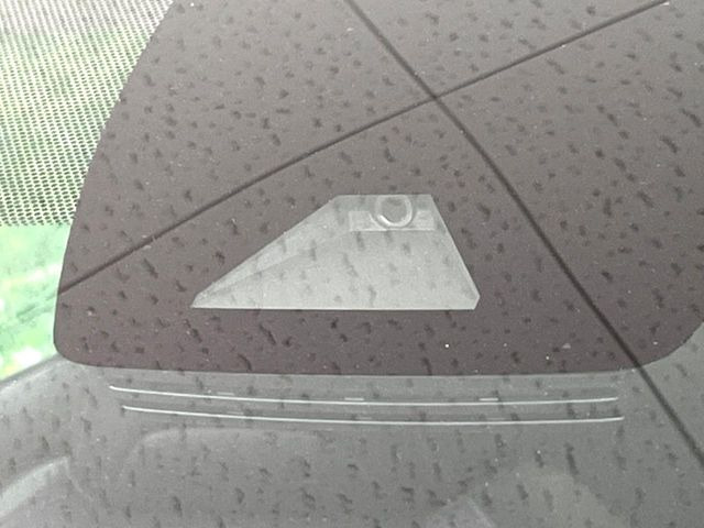 【トヨタセーフティセンス】走行中に前方の車両等を認識し、衝突しそうな時は警報とブレーキで衝突回避と被害軽減をアシスト。より安全にドライブをお楽しみいただけます。