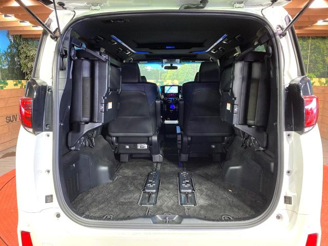 ���i�̂���������ʋ΁A���}���ɏ\���ȉ׎��X�y�[�X���m�ۂ��Ă���܂��B�Z�J���h�V�[�g��|���ƁA�傫�ȉו��̐ύڂ��\�ł���