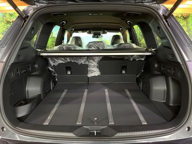 ���i�̂���������ʋ΁A���}���ɏ\���ȉ׎��X�y�[�X���m�ۂ��Ă���܂��B�Z�J���h�V�[�g��|���ƁA�傫�ȉו��̐ύڂ��\�ł���