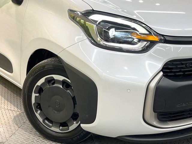 【LEDヘッドライト】悪天候や夜間走行時も良好な視界を確保し安心して運転できる高輝度LEDヘッドライトを装備!点灯速度が早く、消費電力も抑えられています。