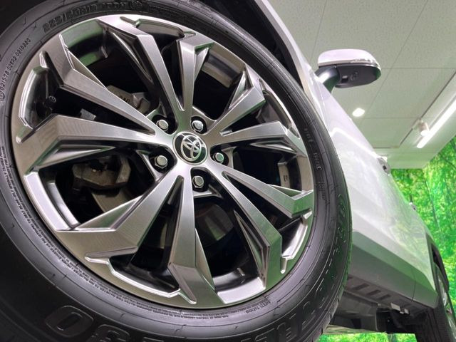 【純正18インチアルミホイール】外観にマッチした純正アルミホイールを装着しております。各種社外アルミホイールや、スタッドレスタイヤも取扱いしております。是非ご相談ください♪