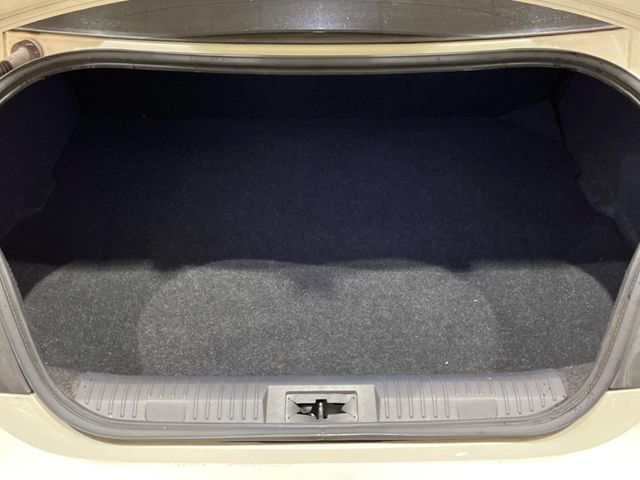 積み下ろしのしやすいデッキにはたっぷりと荷物を積み込んでいただけます。遊びから仕事まで、様々なシーンで頼れます♪