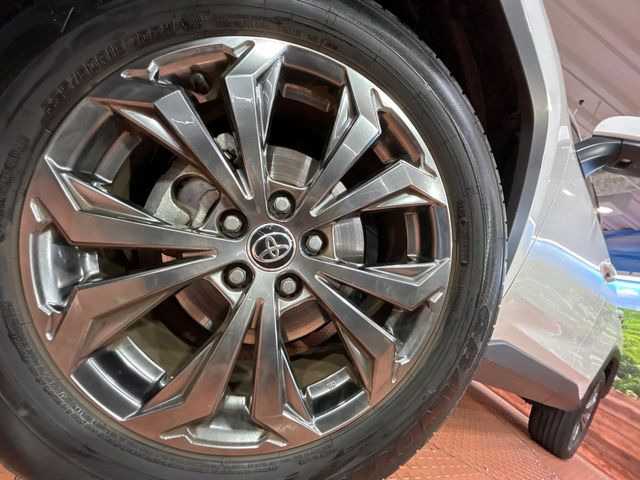 【純正18インチアルミホイール】外観にマッチした純正アルミホイールを装着しております。各種社外アルミホイールや、スタッドレスタイヤも取扱いしております。是非ご相談ください♪