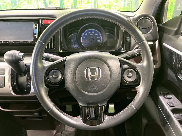 �C���e���A�ɍ��킹���f�U�C���̃X�e�A�����O�́A�^�]�������̂��Ƃ��l���A�^�]���₷���`��A�傫���ł��B�����x�A���ۂɐG���Ă��m���߂��������B