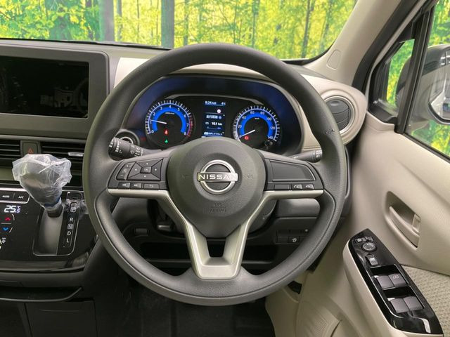 �C���e���A�ɍ��킹���f�U�C���̃X�e�A�����O�́A�^�]�������̂��Ƃ��l���A�^�]���₷���`��A�傫���ł��B�����x�A���ۂɐG���Ă��m���߂��������B