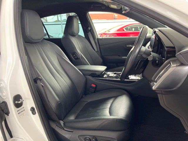 【黒革シート】上質な本革を使用し、高級感あふれる黒革シート。常に体に触れる部分だから、座り心地の良さにはこだわりたいですね♪汚れの付着や劣化を抑制する内装コーティング施工もおススメですよ♪