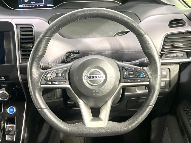 �C���e���A�ɍ��킹���f�U�C���̃X�e�A�����O�́A�^�]�������̂��Ƃ��l���A�^�]���₷���`��A�傫���ł��B�����x�A���ۂɐG���Ă��m���߂��������B