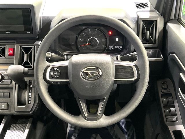 インテリアに合わせたデザインのステアリングは、運転される方のことも考え、運転しやすい形状、大きさです。是非一度、実際に触ってお確かめください。