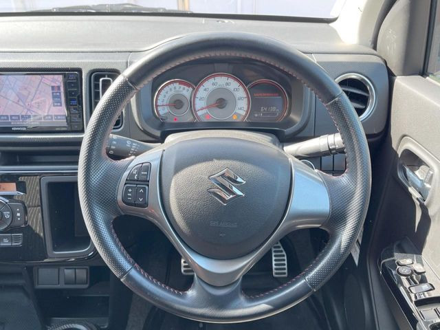 �C���e���A�ɍ��킹���f�U�C���̃X�e�A�����O�́A�^�]�������̂��Ƃ��l���A�^�]���₷���`��A�傫���ł��B�����x�A���ۂɐG���Ă��m���߂��������B