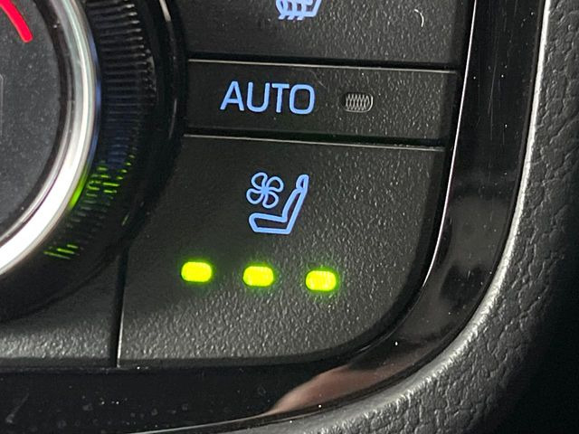 【シートベンチレーション】夏場は涼しい風でお尻や背中の熱やムレを防ぎ、冬はエアコンよりも早く温まってポカポカに!季節を問わず快適に過ごせます。